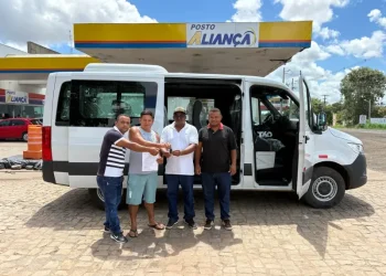 Nova van reforça serviços em Cajazeiras do Piauí na rede pública